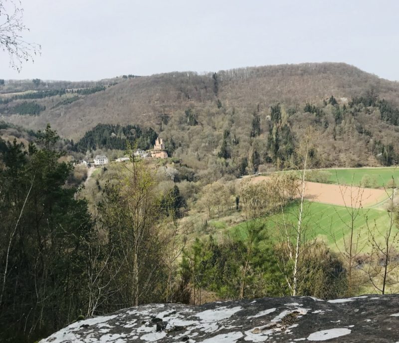 Aussicht vom Geyerlay ins Kylltal und auf die Burg Ramstein