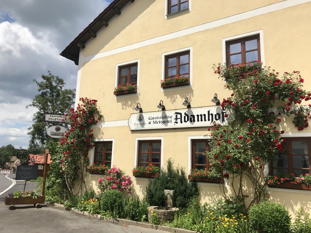 Hofladen, Metzgerei und Gastronomie im Adamhof