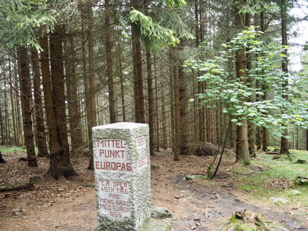 Der geographische Mittelpunkt Europas mitten im Oberpfälzer Wald.