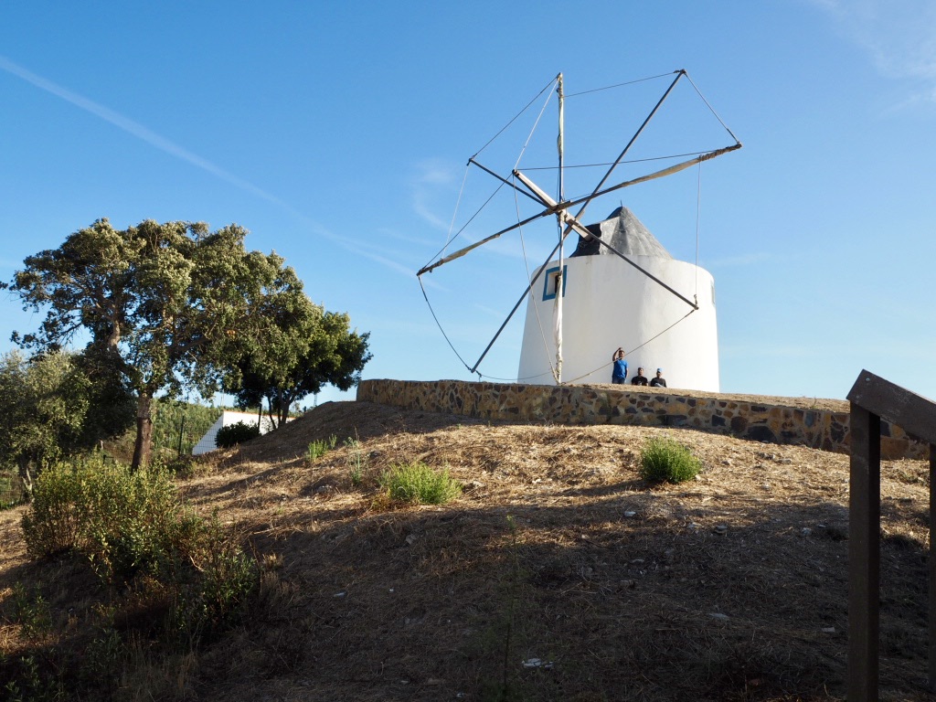 Historische Windmühle in Odeceixe an der Algarve in Portugal